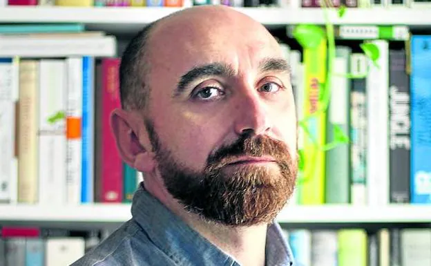 «Libros bellos, no lujosos, pero sí elegantes». Enrique Redel, director de Impedimenta, defiende que en su editorial ponen más atención «a lo que va dentro que al envoltorio», si bien su colección destaca en las librerías por sus cuidadas ilustraciones. 