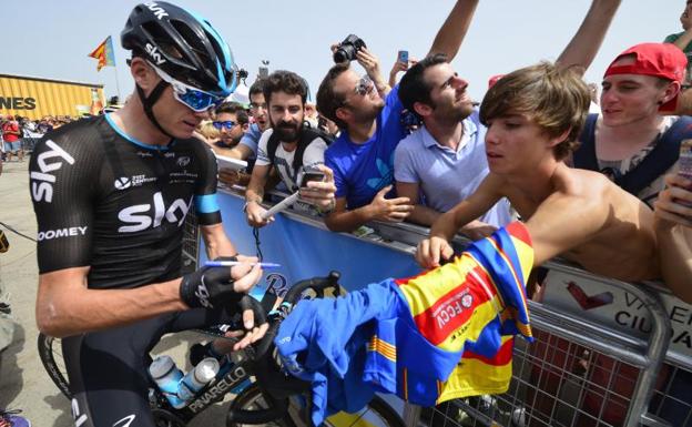 Christopher Froome firma autógrafos en Valencia