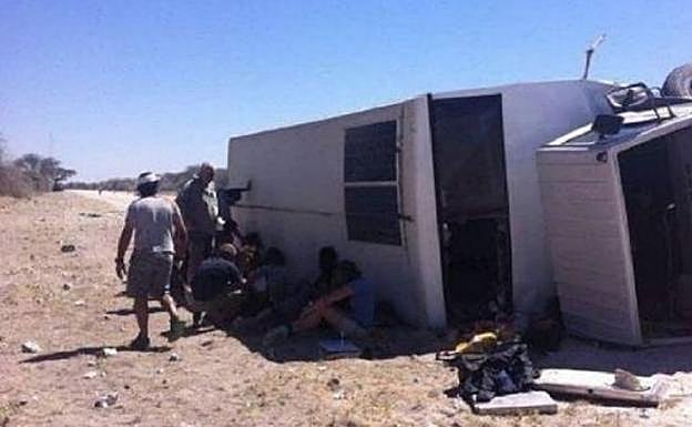 Imagen del autobús volcado.