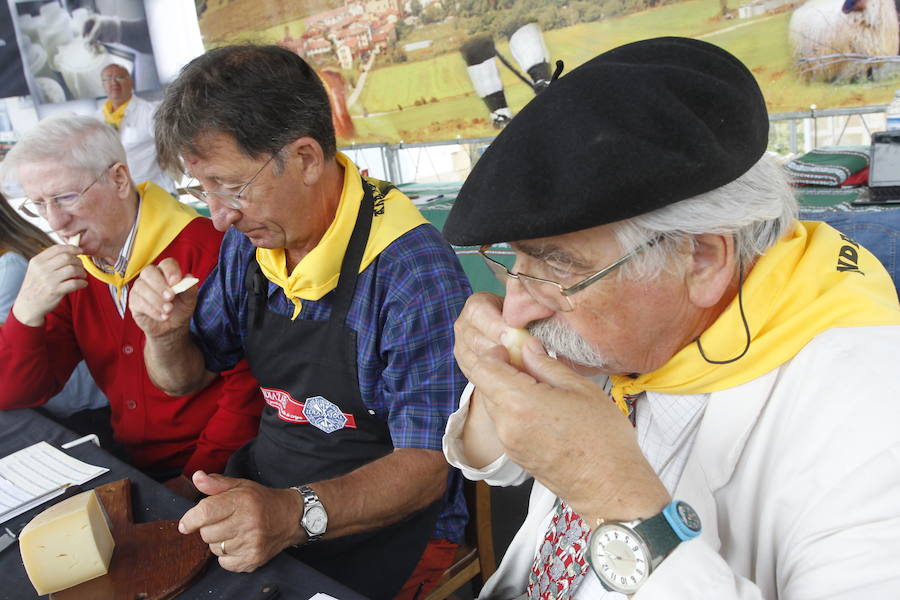 La localidad alavesa recibe a cientos de visitantes en el Día del Pastor, en el que se han podido degustar los mejores quesos
