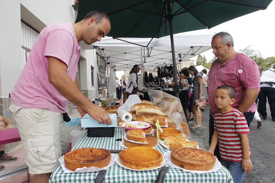 La localidad alavesa recibe a cientos de visitantes en el Día del Pastor, en el que se han podido degustar los mejores quesos