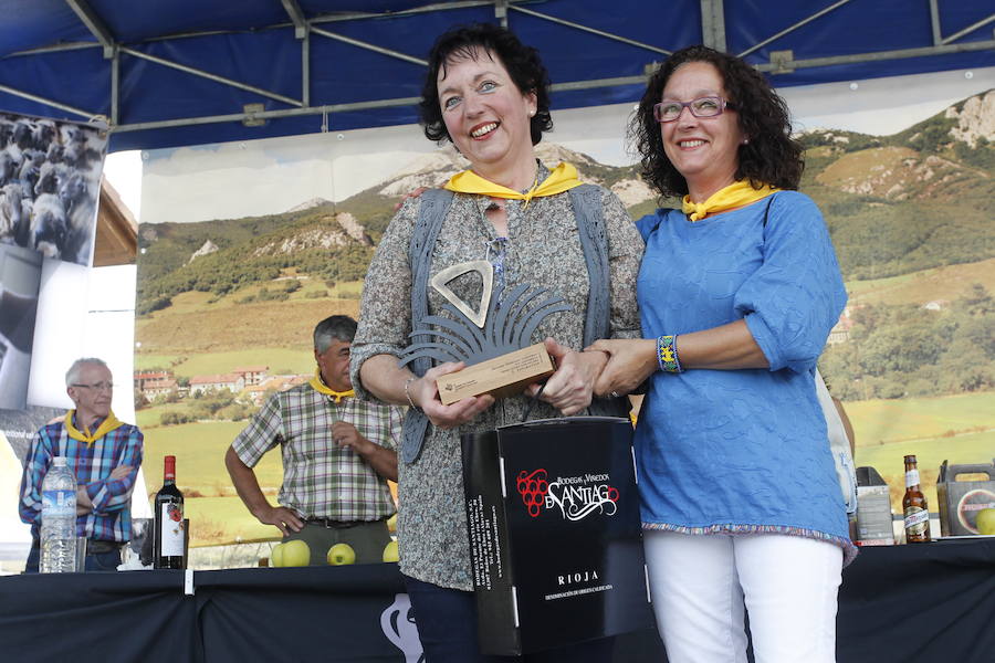La localidad alavesa recibe a cientos de visitantes en el Día del Pastor, en el que se han podido degustar los mejores quesos