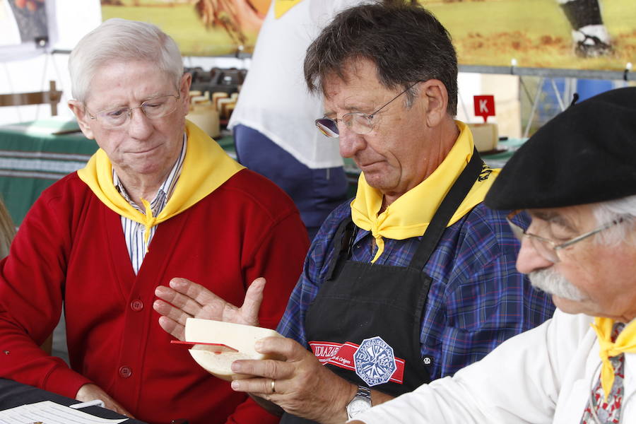 La localidad alavesa recibe a cientos de visitantes en el Día del Pastor, en el que se han podido degustar los mejores quesos