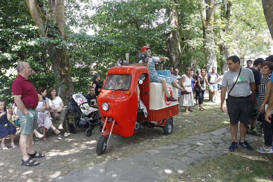 La localidad alavesa recibe a cientos de visitantes en el Día del Pastor, en el que se han podido degustar los mejores quesos