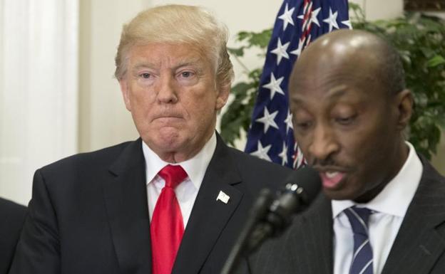 El CEO de Merck, Kenneth Frazier, junto a Donald Trump.