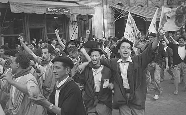 Cuadrillas de blusas, en pleno paseíllo a los toros, allá por 1958.