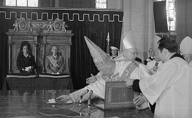 Carmen Polo y Franco, en la consagración de la Catedral Nueva de Vitoria.