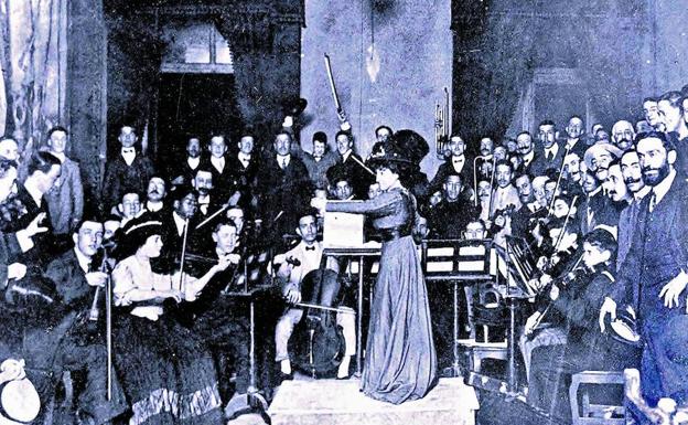 María Rodrigo dirige la Orquesta del Real Conservatorio de Música de Madrid, en una sesión de trabajo en 1907.