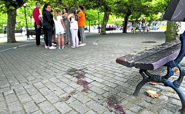 Los restos de sangre, aún visibles ayer, señalan el punto de la plaza Navedo de Liendo donde se produjo la agresión.