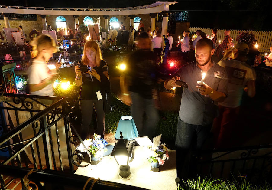 Cientos de personas se reunieron anoche en su casa de Memphis (Tennessee, EEUU) para conmemorar el 40 aniversario de la muerte de Elvis Presley