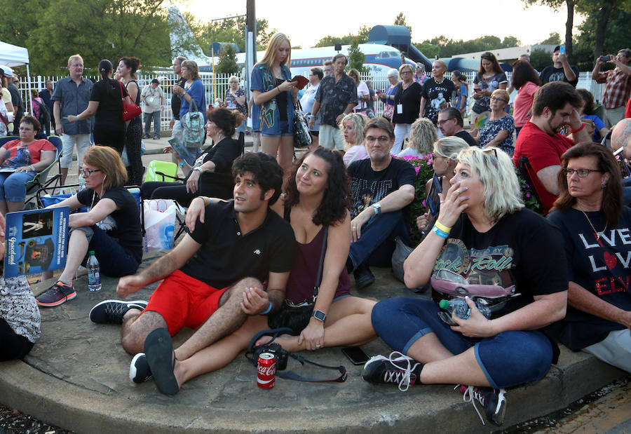 Cientos de personas se reunieron anoche en su casa de Memphis (Tennessee, EEUU) para conmemorar el 40 aniversario de la muerte de Elvis Presley