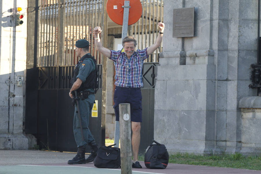 El ex secretario general de LAB abandona la prisión de El Dueso. Arnaldo Otegi, Rufi Etxeberria, Pernando Barrena, Tasio Erkizia, Iñigo Iruin y el exalcalde de Llodio Pablo Gorostiaga, entre otros, han acudido a su salida.