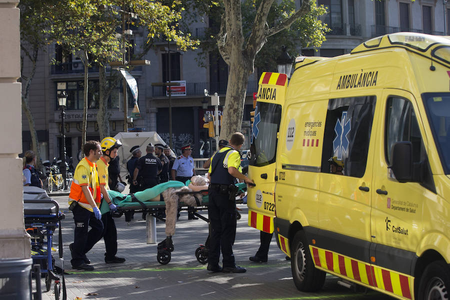 Una furgoneta blanca ha arremetido contra los viandantes en una de las calles más turísticas de Barcelona