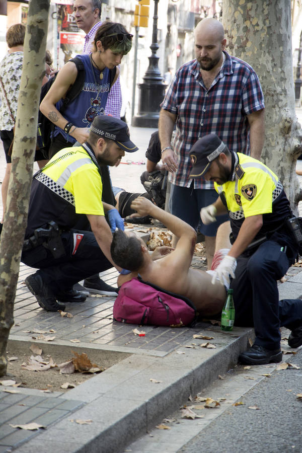 Una furgoneta blanca ha arremetido contra los viandantes en una de las calles más turísticas de Barcelona