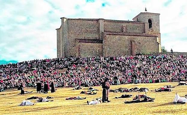 Público. Las laderas de la iglesia de San Martín sirven de tribuna para presenciar la representación.