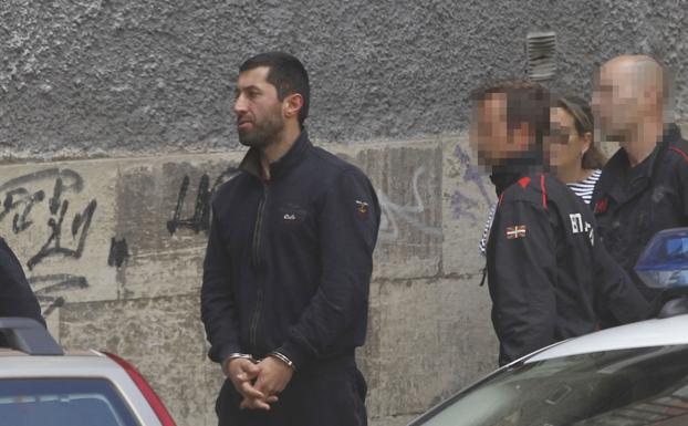 Agentes de la Ertzaintza escoltan a un detenido en una operacion contra una banda de georgianos el año pasado.