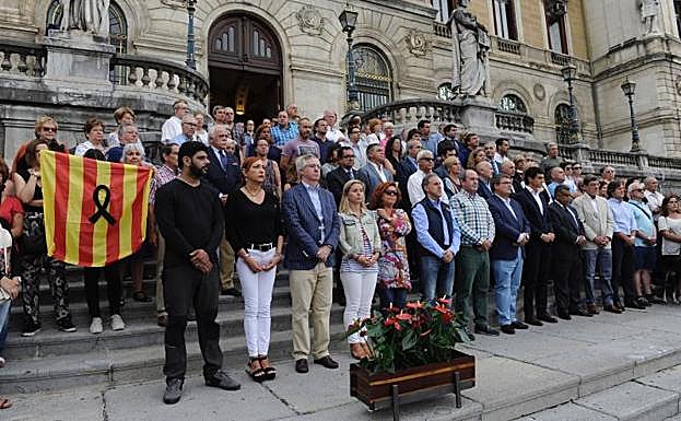 Representantes institucionales han guardado un minuto de silencio frente al Ayuntamiento de Bilbao.