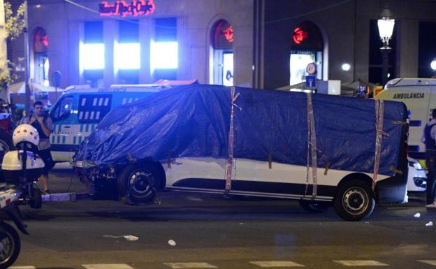 La Policía retira la furgoneta.