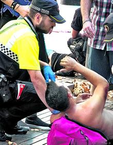 Imagen secundaria 2 - 1. Uno de los arrestados. 2. no de los terroristas instantes de ser abatido por los Mossos d´Esquadra en Cambrils.3. Dos guardias urbanos atienden a uno de los heridos tras el atropello masivo registrado el jueves en las Ramblas. 