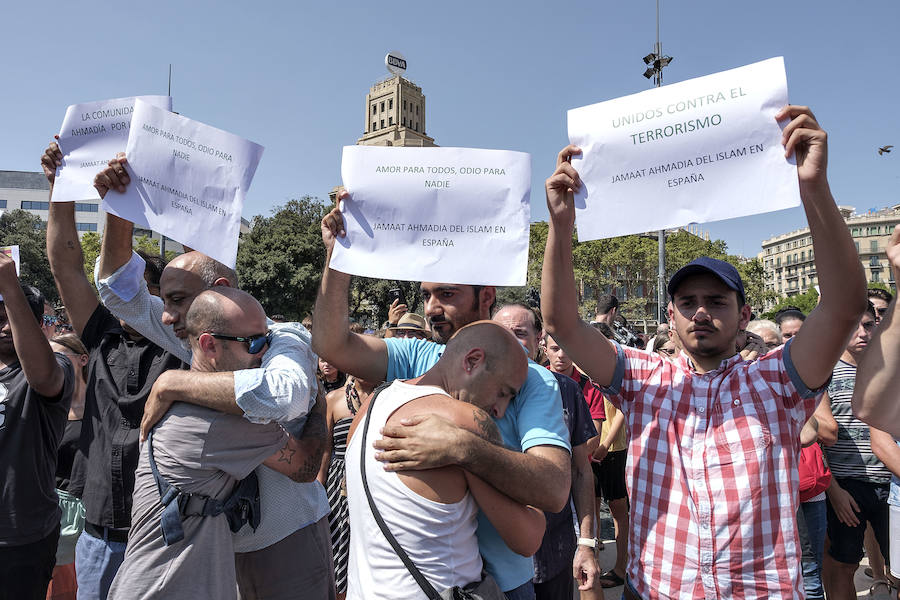 Centenares de personas se concentran en Barcelona para rechazar el atentado terrorista.