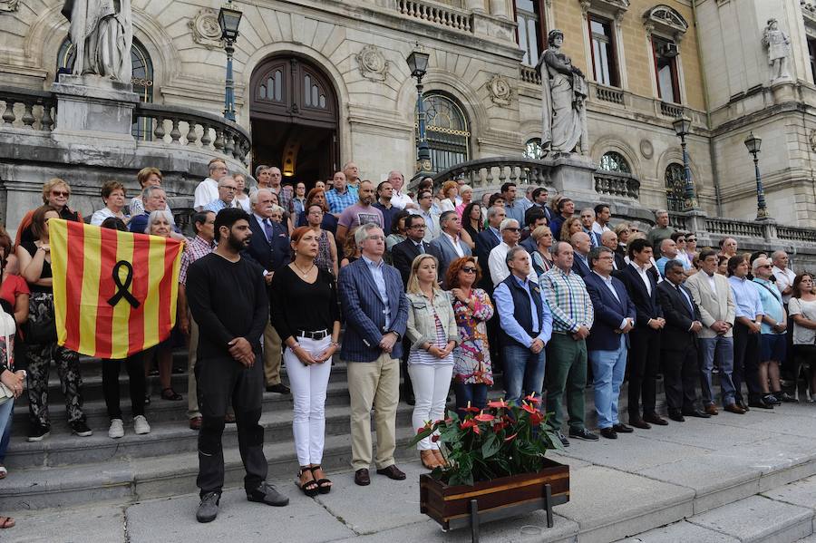 Minuto de silencio este mediodía en la sede del Ayuntamiento de Bilbao.