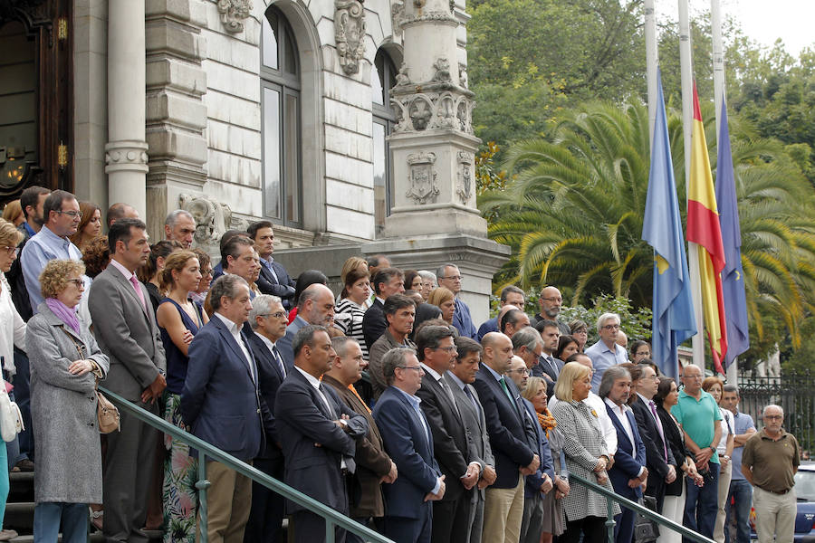 MINUTO DE SILENCIO EN HONOR A LAS VÍCTIMAS DEL ATENTADO DE BARCELONA EN OVIEDO.