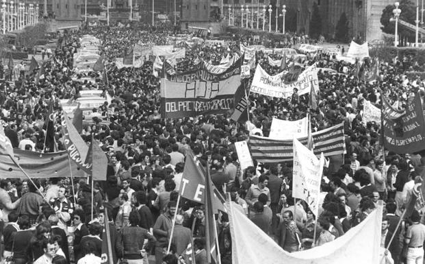 Imagen principal - Arriba, concentración masiva de trabajadores en Montjuic en 1978. A la derecha, estibadores se manifiestan en el puerto de Ferrol durante una jornada de huelga. A la izquierda, basura acumulada en las calles de Málaga durante las protestas de los operarios en marzo de 2016.