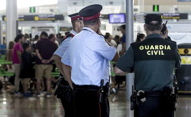 La Guardia Civil se encarga de coordinar la seguridad de los pasajeros en el aeródromo barcelonés de El Prat. 
