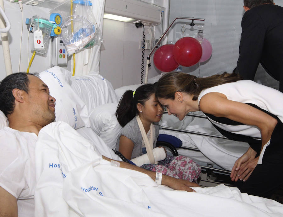 Los Reyes visitan en el Hospital del Mar a los heridos en el atentado