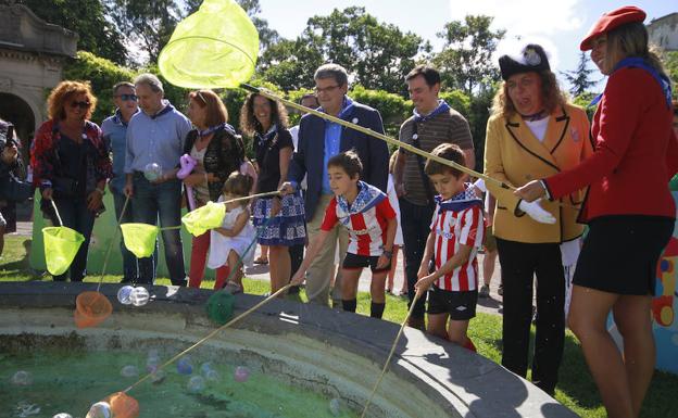 El alcalde de Bilbao, Juan María Aburto, se ha animado a jugar con los más pequeños. 