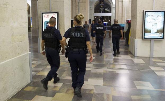 Una patrulla de policías patrulla por la estación de Nimes tras su reapertura.