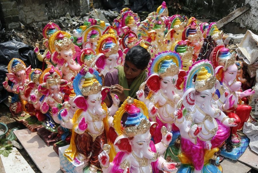 En India ultiman los preparativos de las festividades dedicadas a Ganesh, mitad hombre mitad elefante. Los ídolos del dios hindú circularan por todo el país durante los 10 dias que duran las fiestas