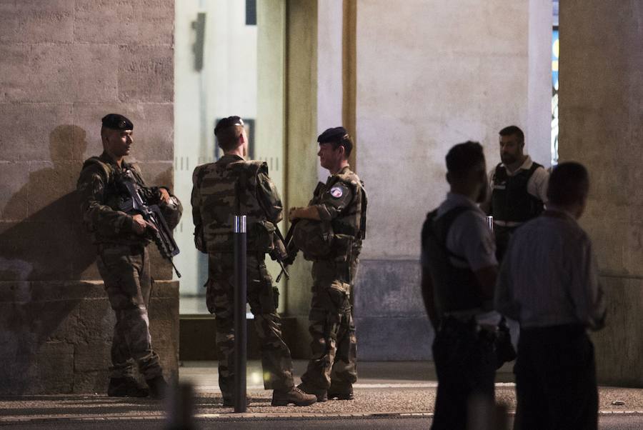 La Policía francesa ha detenido a un sospechoso en la estación de trenes, pero ha desmentido que hubiera un tiroteo; la organización de la Vuelta a España avisó a los periodistas de que había tres personas armadas