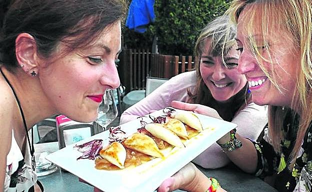 Virge Blanca (Vitoria) Mientras se le toma el pulso a la capital alavesa se pueden comer unos chipirones a la plancha o una ensalada de atún rojo con pimientos de cristal.