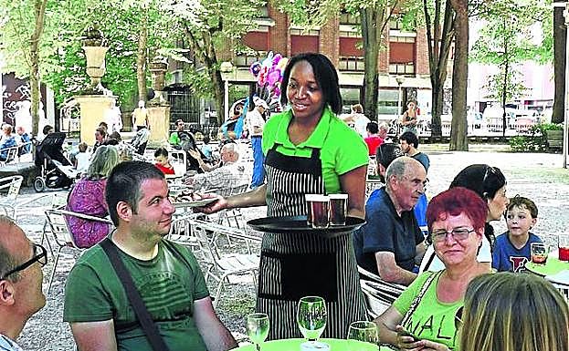 Zabaltegi Florida (Vitoria) En el pulmón de Gasteiz se puede dar un paseo, tomar una caña o sentarse a comer.