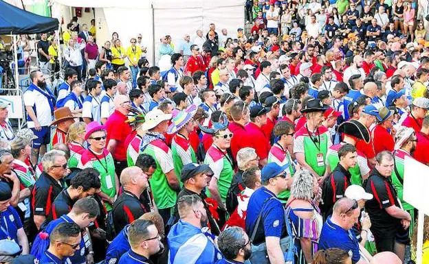 Imagen principal - Los participantes fueron recibidos en el Ayuntamiento de Vitoria antes de desfilar por la plaza de Los Fueros.