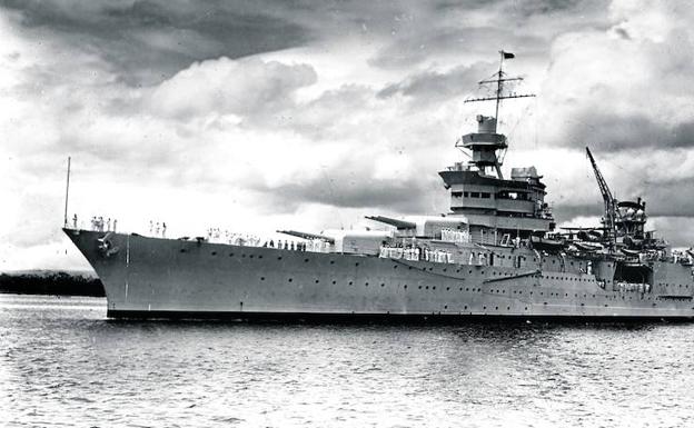 El 'USS Indianapolis', durante una visita a Pearl Harbour en 1937; arriba, restos del navío.