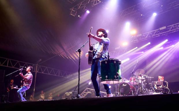 Imagen principal - Arriba y a la izquierda, el concierto de Morat en la Semana Grande de San Sebastián. A la derecha, el bajista de la banda, Simón Vargas, en la actuación en las fiestas de Vitoria.