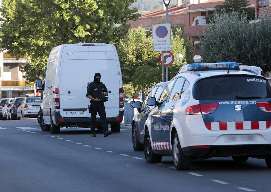 Dos mossos dispararon contra el marroquí e 22 años tras encontrarlo escondido en unos viñedos. Portaba un cinturón de explosivos falso y varios puñales y cuchillos