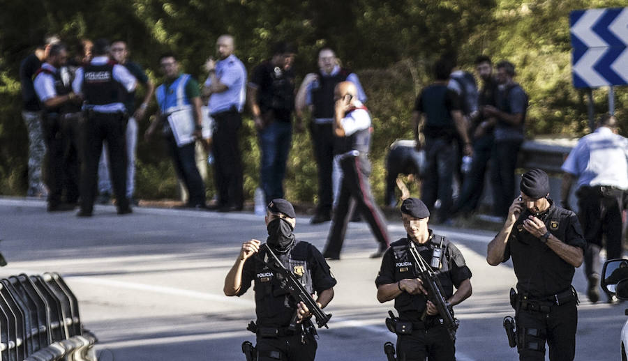 Dos mossos dispararon contra el marroquí e 22 años tras encontrarlo escondido en unos viñedos. Portaba un cinturón de explosivos falso y varios puñales y cuchillos