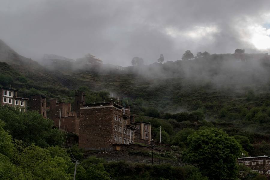 Los Zhaba son una etnia de la provincia de Sichuan, en el Tibet. Rechazan la monogamia y su cultura es matrilineal, aunque avances como la llegada de internet o mejoras en infraestructura han expuesto a los Zhaba a otros estilos de vida