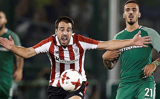 Beñat, durante el partido en Atenas.