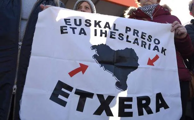 Foto de archivo de un cartel a favor del regreso a Euskadi de los presos de ETA.
