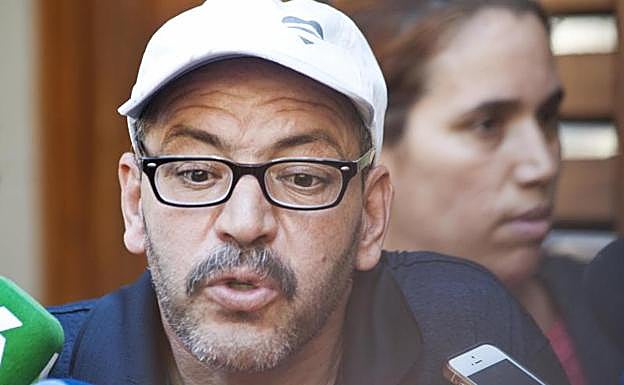 Ibrahim Aalla comparecío ante los medios a las puertas de su casa.