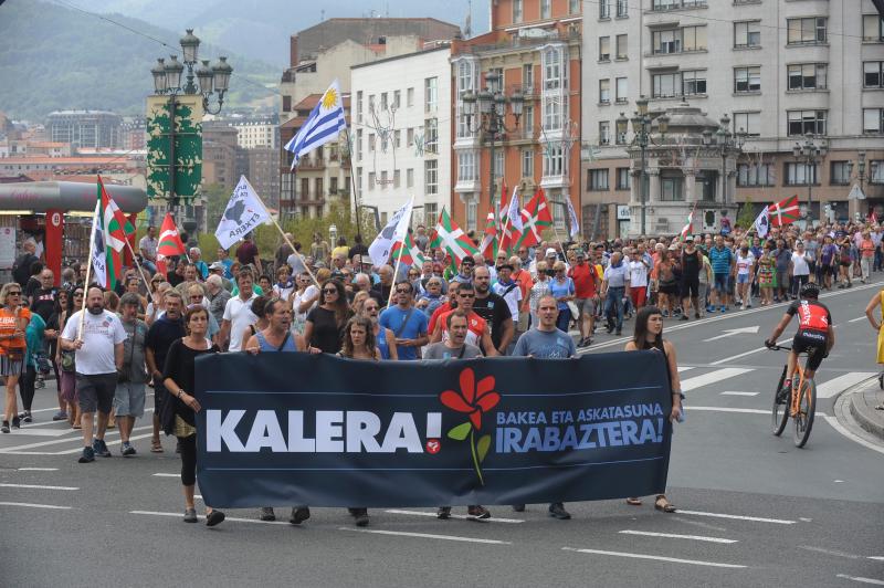 La manifestación por los presos de ETA convocada por Kalera Kalera en Aste Nagusia ha recordado al recluso fallecido Kepa del Hoyo
