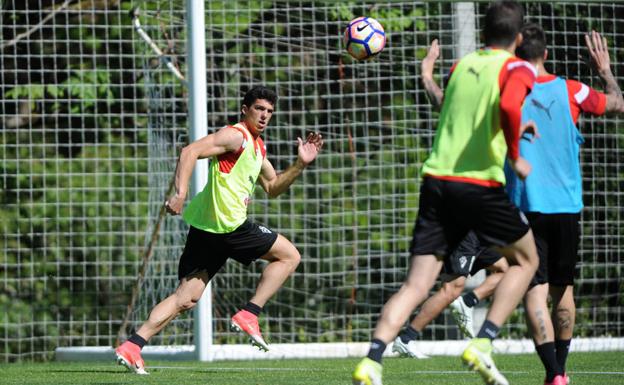 Capa, en la imagen en un entrenamiento con el Eibar, finaliza contrato el próximo 30 de junio.