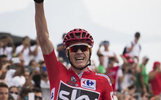 Chris Froome, al cruzar la línea de meta y ganar su primera etapa de la Vuelta 2017. 
