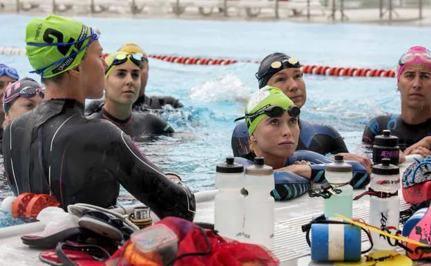 Atletas del Centro Internacional de Rendimiento de Triatlón de Australia durante un entrenamiento de natación en la piscina de Mendizorroza de Vitoria. 