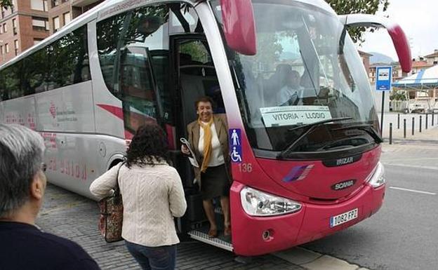 Pasajeros en un autobus que cubre la ruta Vitoria-Llodio. 