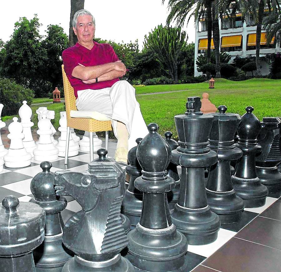 Mario Vargas Llosa durante una estancia en la clínica Buchinger, en 2005. Arriba, Tamara e Isabel.